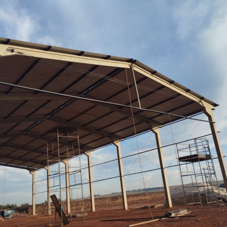 Estrutura pré-fabricada de concreto e cobertura metálica - Exata construtora